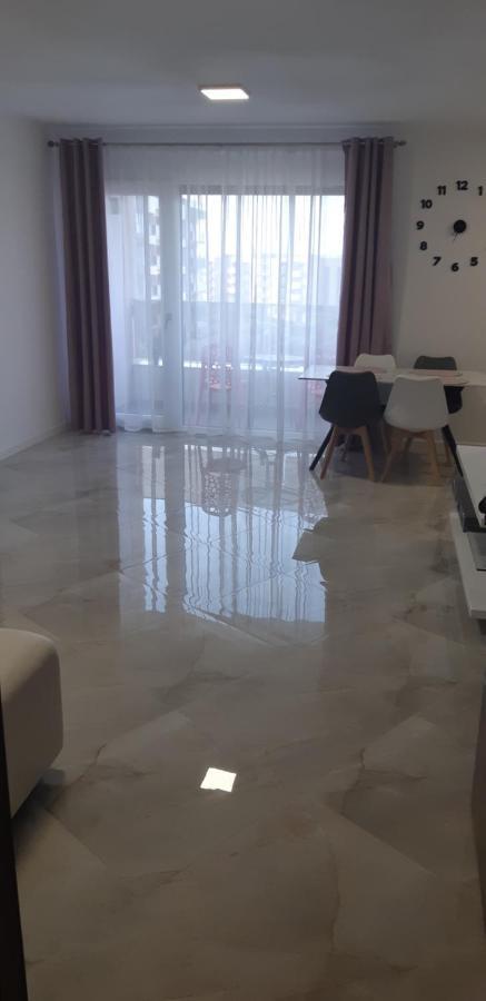 Aqua West Apartment Free Parking- Self Check-In Oradea Exterior foto