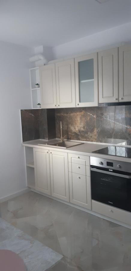 Aqua West Apartment Free Parking- Self Check-In Oradea Exterior foto
